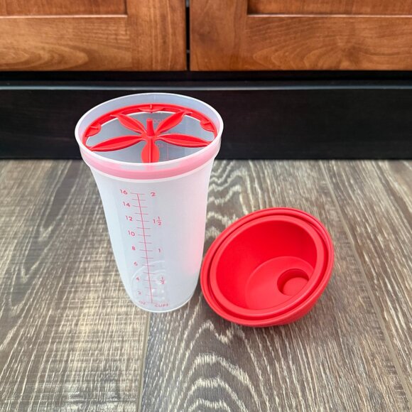 Tupperware Quick Shake Container with Insert - Picture 6 of 16